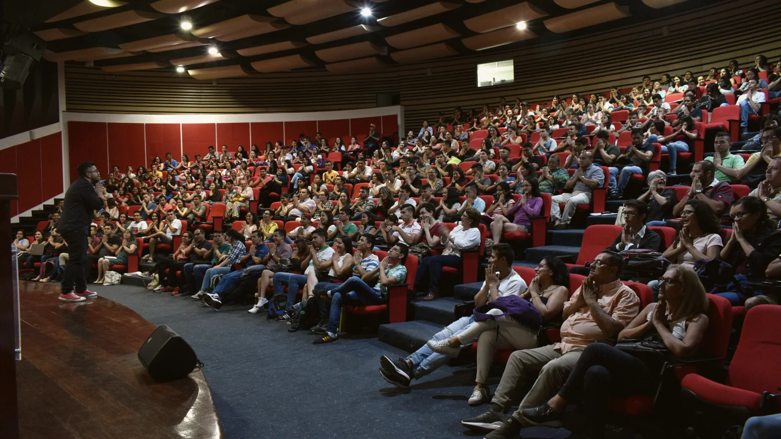 Audiencia participando en una conferencia