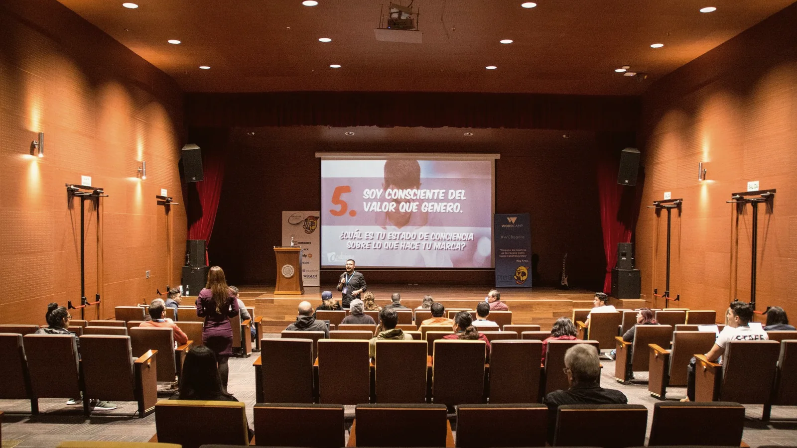 Conferencia de Oscar Valbuena en auditorio