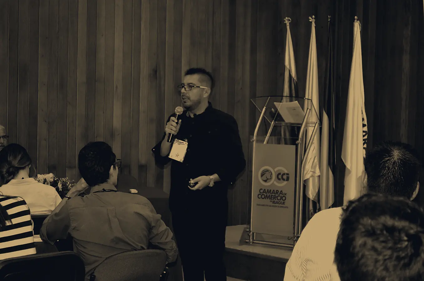 Conferencia ante asistentes en la Cámara de Comercio de Ibagué