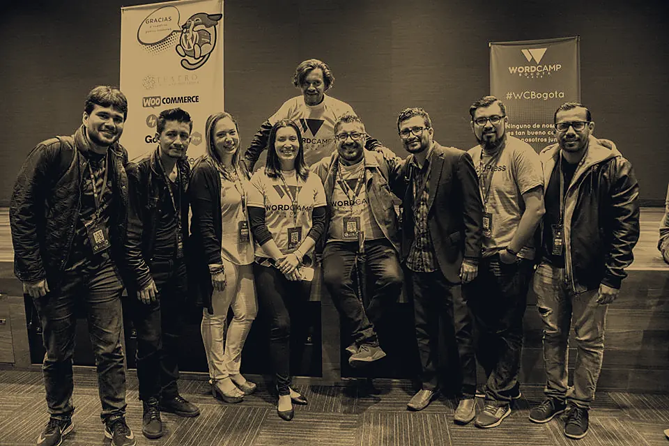 Fotografía de grupo en el entorno de WordCamp Bogotá
