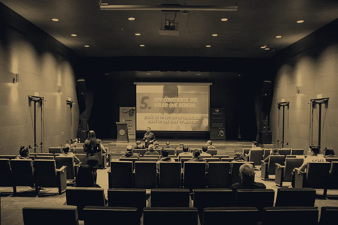 Conferencia en auditorio durante WordCamp Bogotá