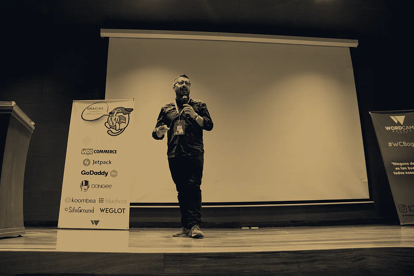 Presentación en escenario durante WordCamp Bogotá