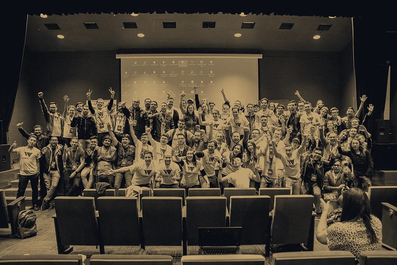 Fotografía de grupo en el marco de un evento de comunidad