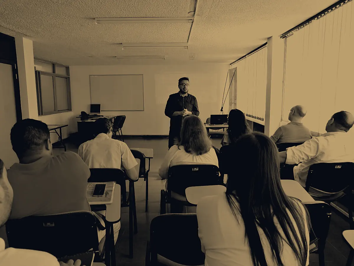 Ejercicio participativo junto a asistentes