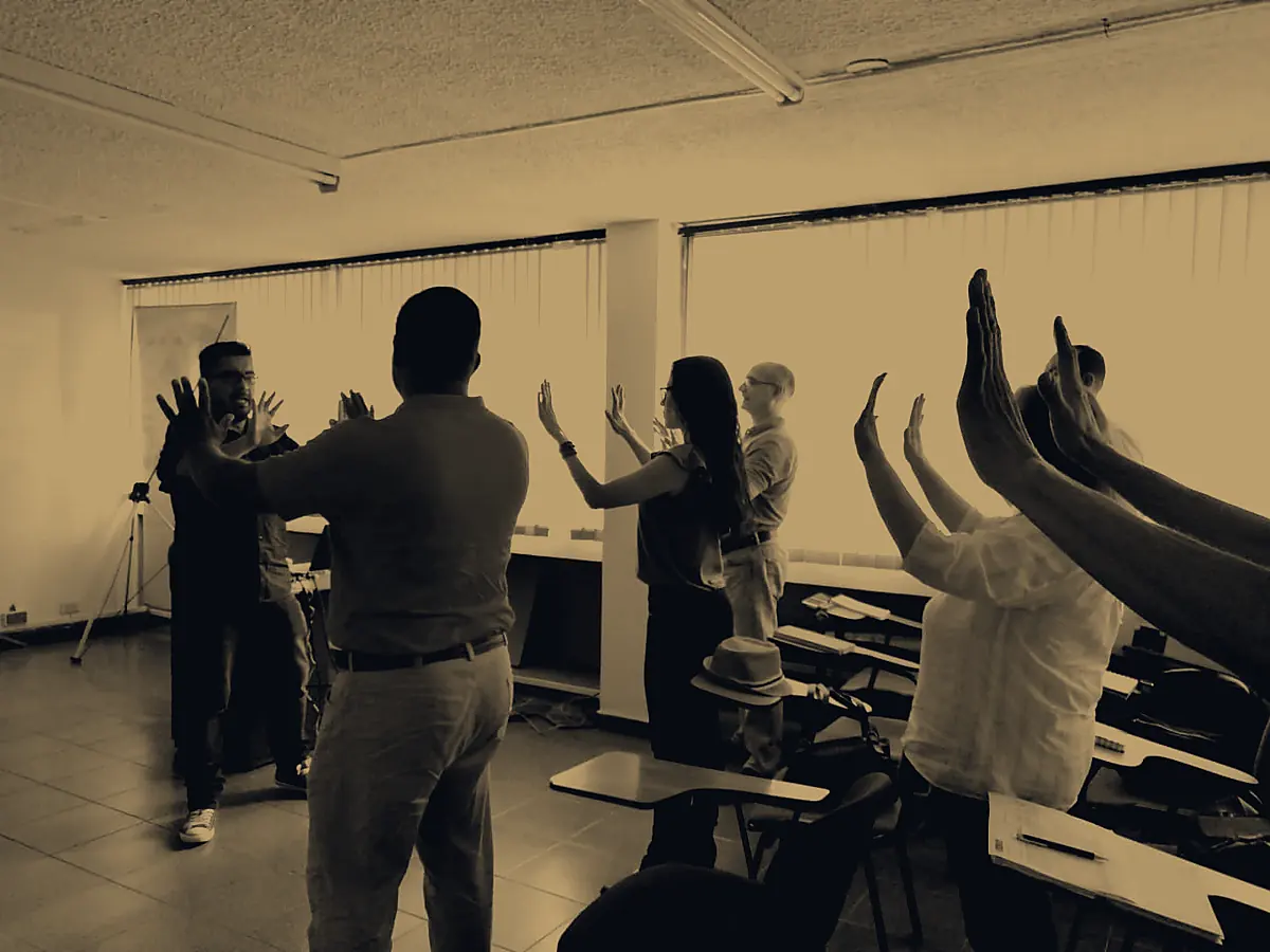 Participantes realizan una dinámica interactiva