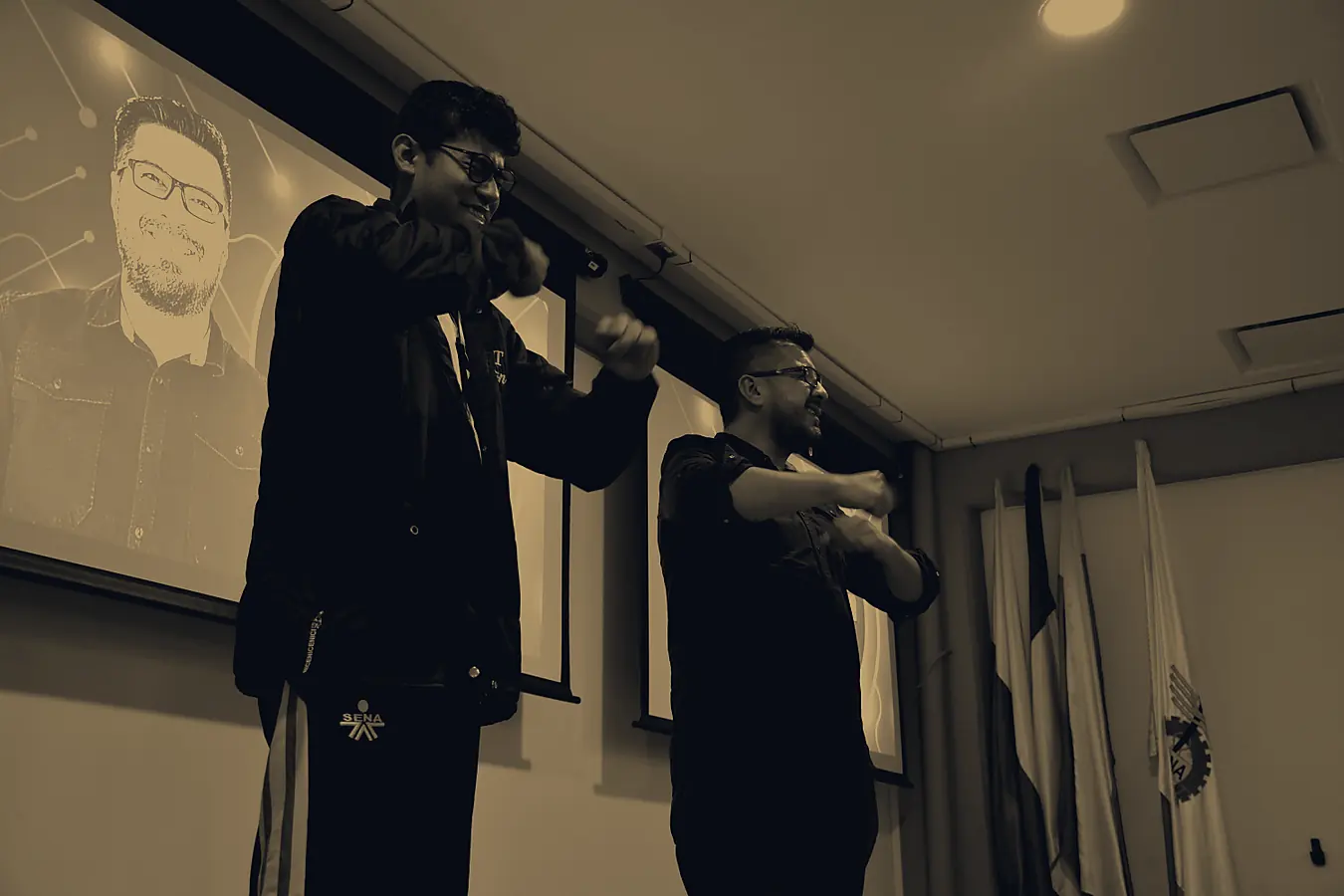 Presentación con público en un evento sobre Economía Naranja