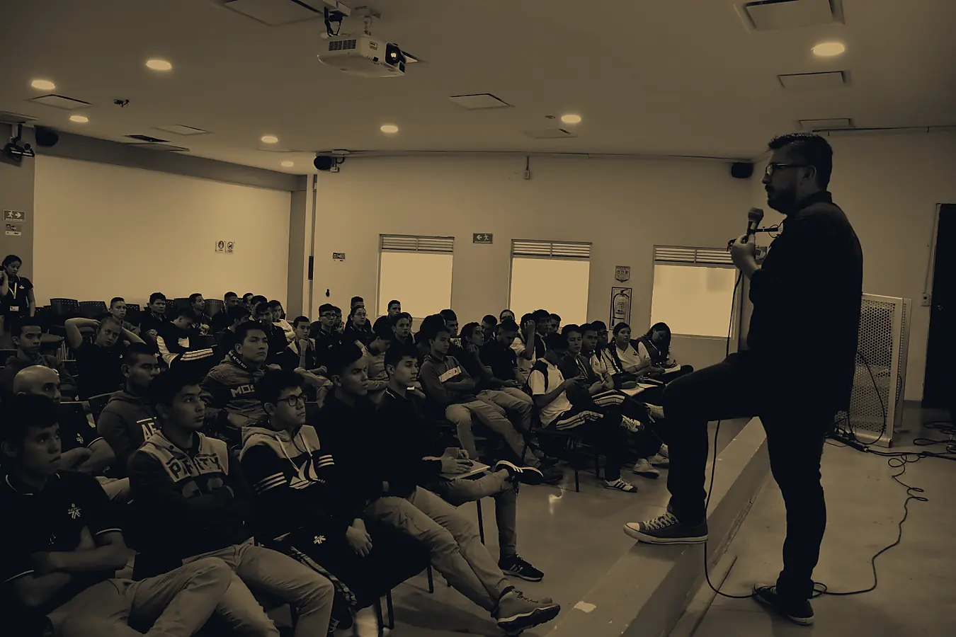 Presentación frente a estudiantes y asistentes