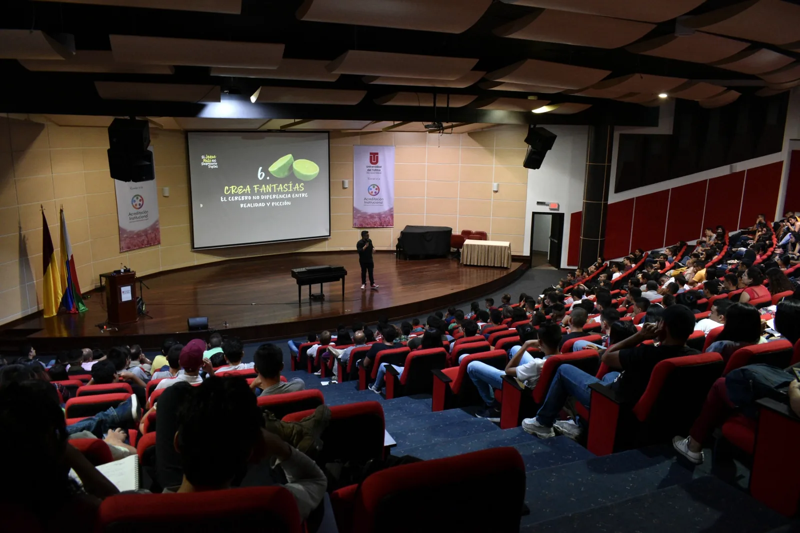 Vista de un auditorio durante una conferencia de Óscar Valbuena