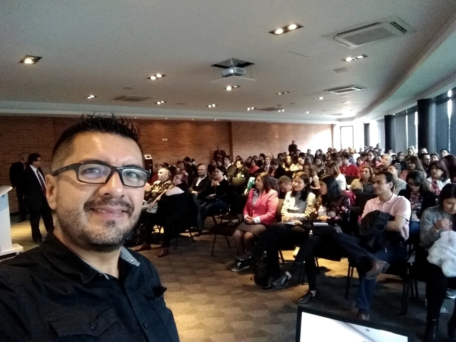 Fotografía de asistentes a un evento de formación