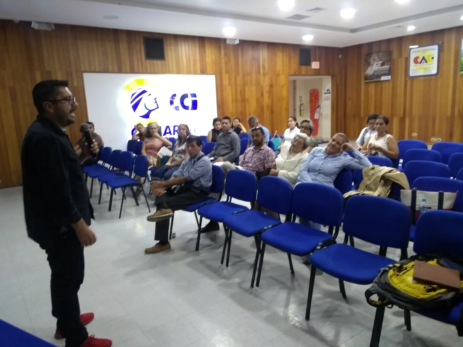 Encuentro con asistentes en un salón de la Cámara de Comercio