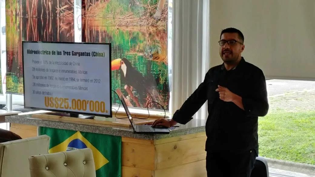 Explicación de contenidos digitales en un taller presencial