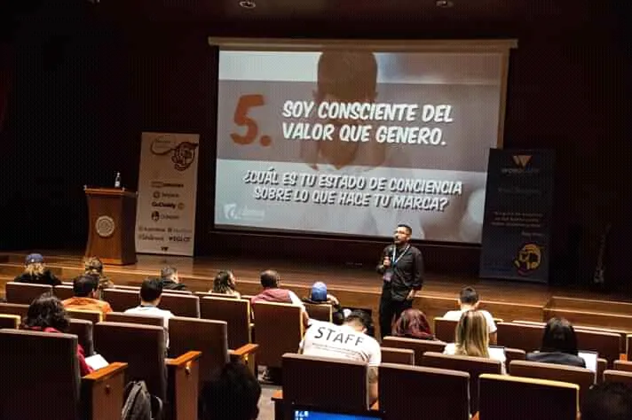 Intervención en escenario durante un encuentro profesional