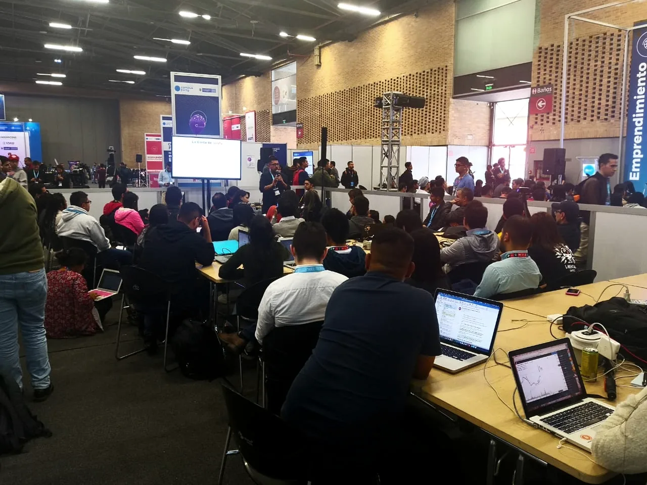 Participación en espacio de emprendimiento y tecnología