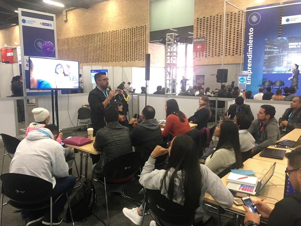 Conversación con asistentes durante feria de emprendimiento