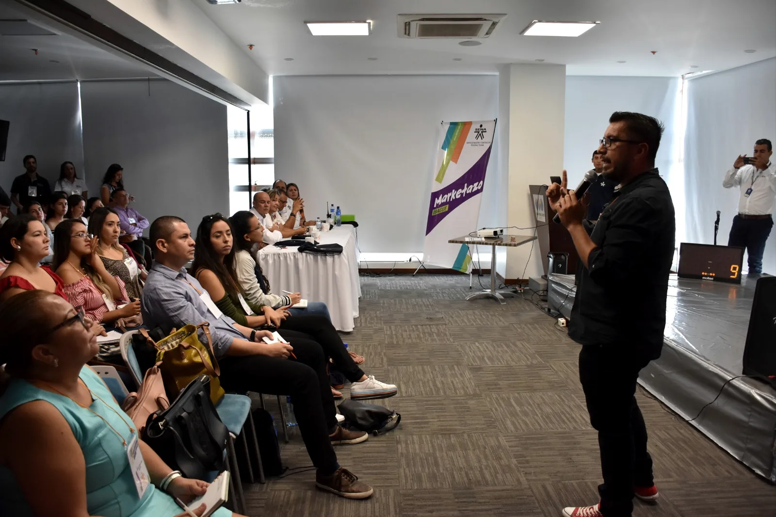 Óscar Valbuena durante una presentación ante asistentes en un espacio de formación
