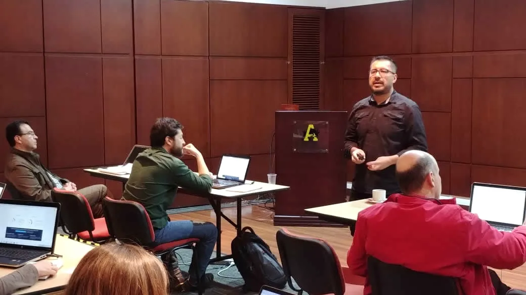 Taller de trabajo con un grupo pequeño y computadores