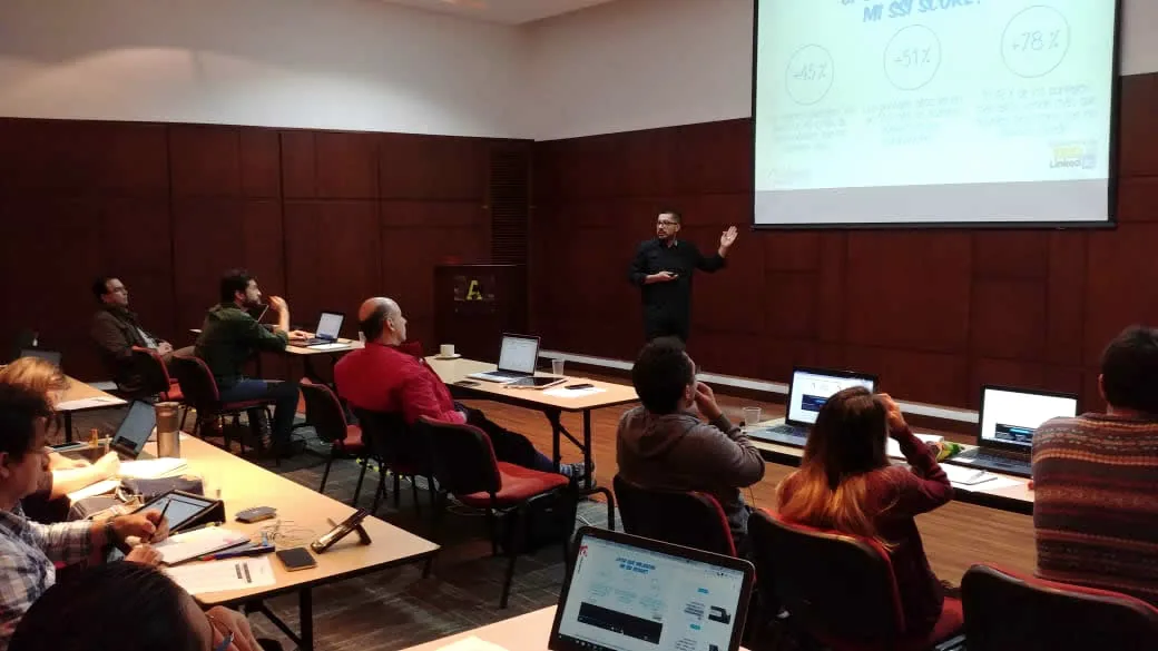 Perspectiva general de un taller con participantes