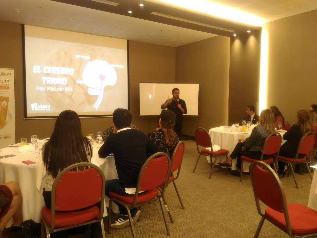 Explicación formativa ante un grupo empresarial
