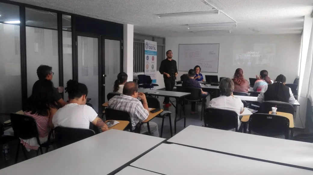 Óscar Valbuena facilita un taller de trabajo con participantes